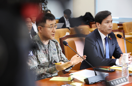 박안수 육군참모총장이 5일 오전 윤석열 대통령의 비상계엄 선포·해제 경위와 관련한 긴급 현안질의가 열린 국회 국방위원회 전체회의에 출석해 의원 질의에 답변하고 있다. 오른쪽은 김선호 국방부 차관.<연합뉴스 사진>